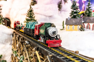 Holiday Junction öffnet November. 13!Holiday Junction, eine beliebte Feiertagstradition, wird ins Cincinnati Museum Center zurückkehren - wenn auch mit einigen Änderungen. Um die Sicherheit der Gäste zu gewährleisten, wird der Reitzug von Holiday Junction in dieser Saison nicht in den Bahnhof einfahren, aber CMC hat an seiner Stelle eine Schnitzeljagd für den Urlaub eingerichtet. Das Northern Lights Display, präsentiert von ESI Electrical Contractors, dient als perfekte Kulisse für Familienfotos, während wispy Green Lights hinter Ihnen tanzen und schneebedeckte Bäume Sie umgeben. Die Geschichte der Duke Energy Holiday Trains wird auch durch ein interaktives Bilderbuch erzählt, das die Gäste mit nur einer Handbewegung durchblättern können. Das No-Touch-Erlebnis bietet historische Fotos und Geschichten der Züge, die auf ein riesiges Bilderbuch projiziert werden. Und während der Weihnachtsmann kommt November. 27, Kinder können mit dem lustigen Elf in der öffentlichen Landung neben Holiday Junction sprechen.