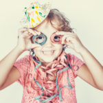 Bambina divertente con stelle filanti