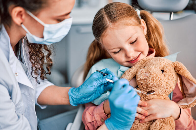 Happy Teeth, Happy Kids Setting the stage for a positive first dental visit for your child. 
